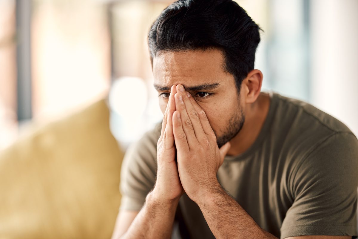Homem em crise de saúde mental e estresse — acupuntura para alívio de ansiedade e burnout em Boca Raton