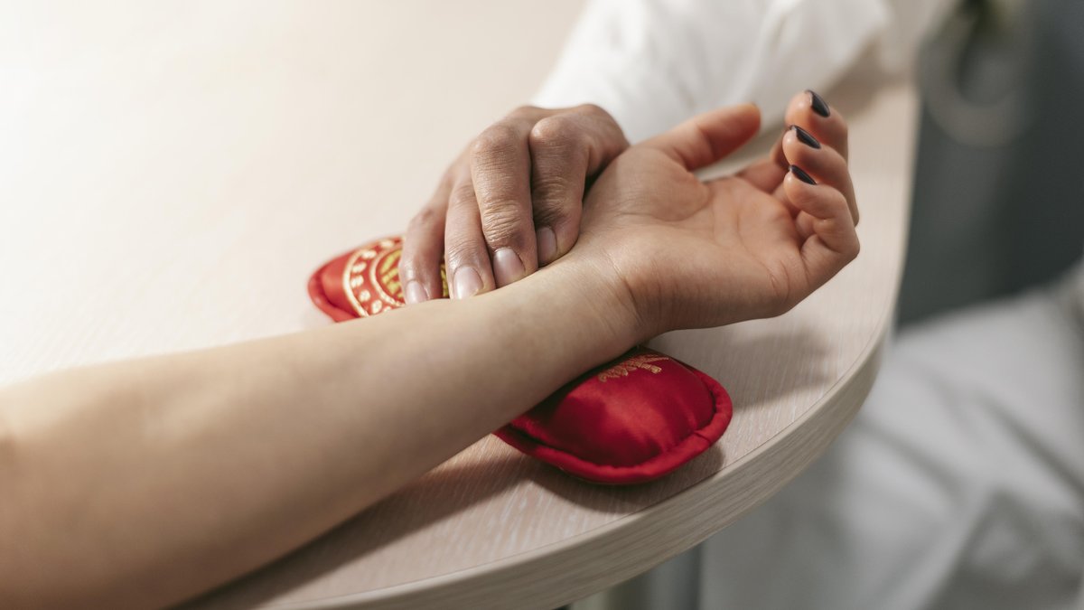 Diagnóstico pelo pulso no punho — técnica de avaliação da medicina tradicional chinesa