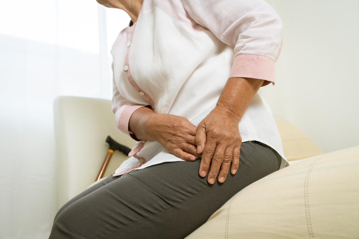 Senior woman with hip pain receiving acupuncture treatment — treatment for hip osteoarthritis and joint pain in Boca Raton, Ronen Rosenblatt Nir